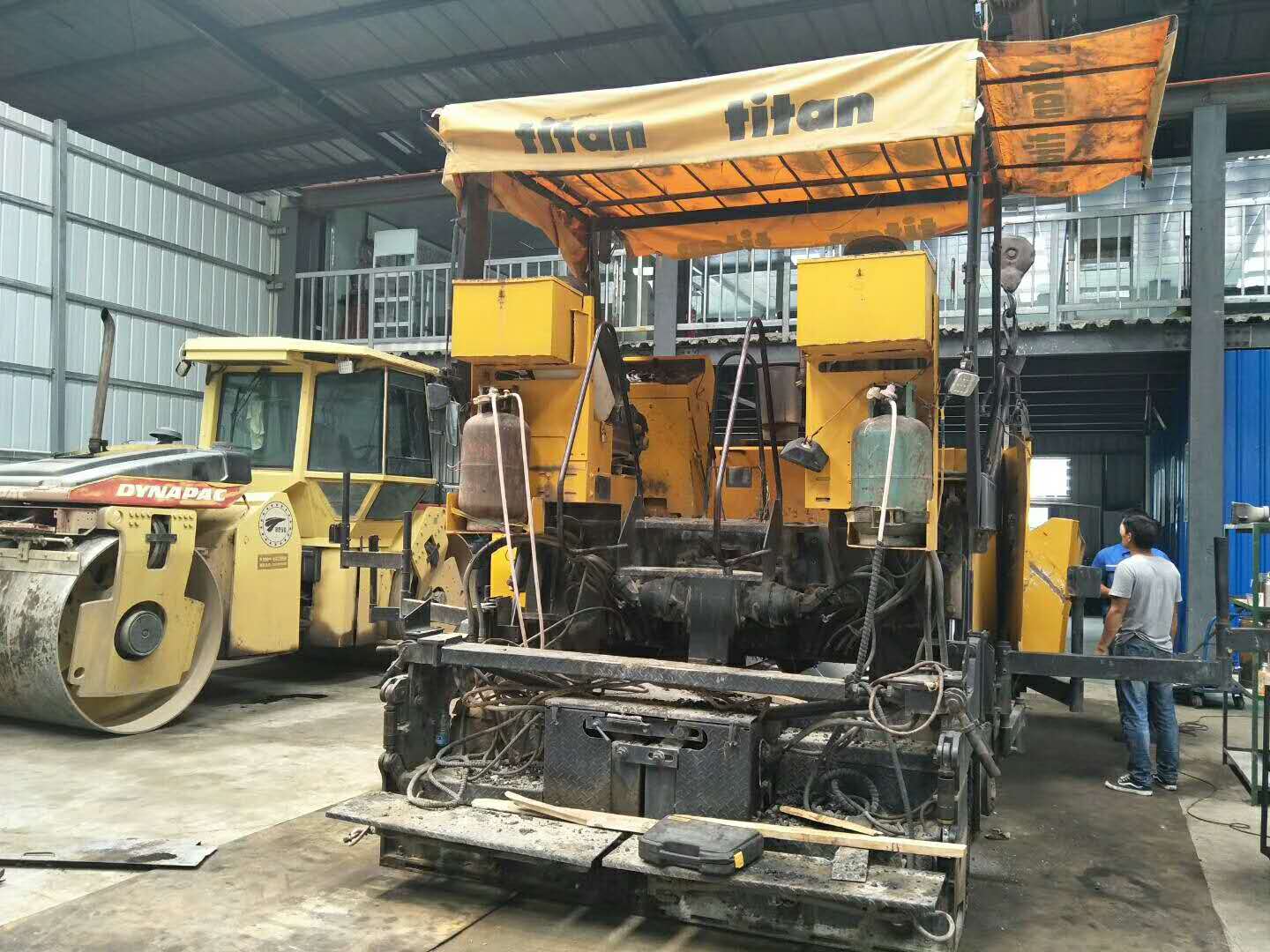 維修銑刨機、攤鋪機、壓路機、冷再生等路面機械設備